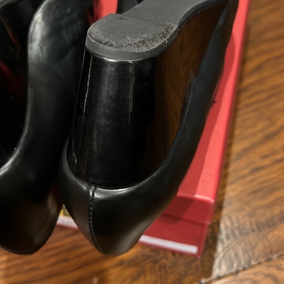 Vaneli “Dallan” scalloped dress wedge black shoe. - Picture 7 of 11